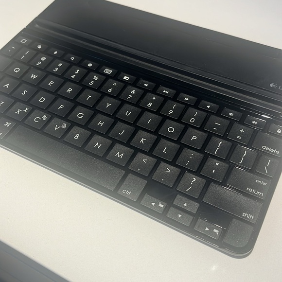 ⌨️ Logitech wireless keyboard, gently used - Picture 2 of 4